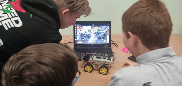 Projekt społeczny w ramach Olimpiady Zwolnieni z teorii  – Roboty Edukacji