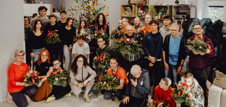 Wizyta pedagoga i uczniów w Domu Pomocy Społecznej „Junior” – warsztaty tworzenia świątecznych stroików